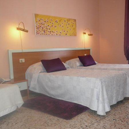 Hotel San Donnino Fidenza Habitación foto