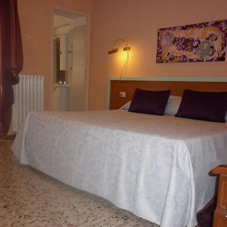 Hotel San Donnino Fidenza Habitación foto