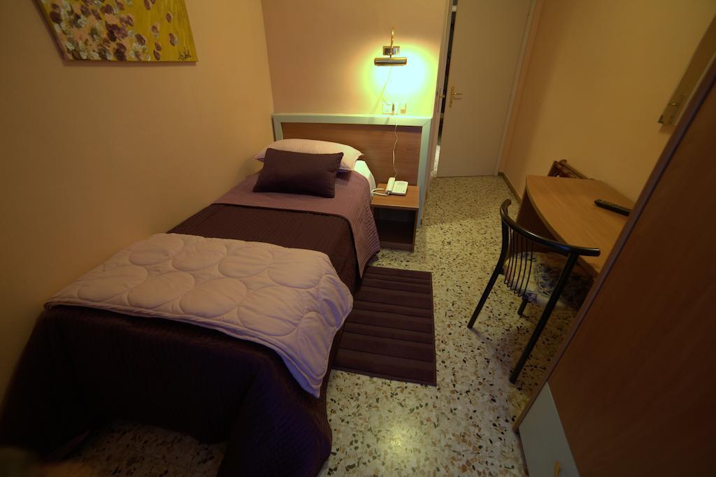 Hotel San Donnino Fidenza Habitación foto