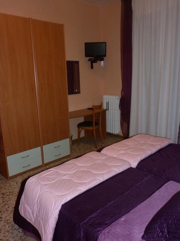 Hotel San Donnino Fidenza Habitación foto